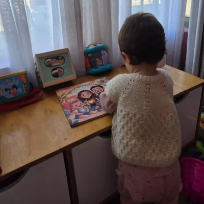 Hija de Erick leyendo su cuento personalizado